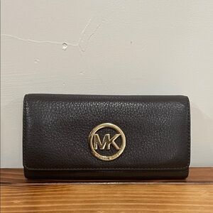 Michael Kors Fulton Carryall Wallet Brown Pebbled Leather "MK" Logo Medallion